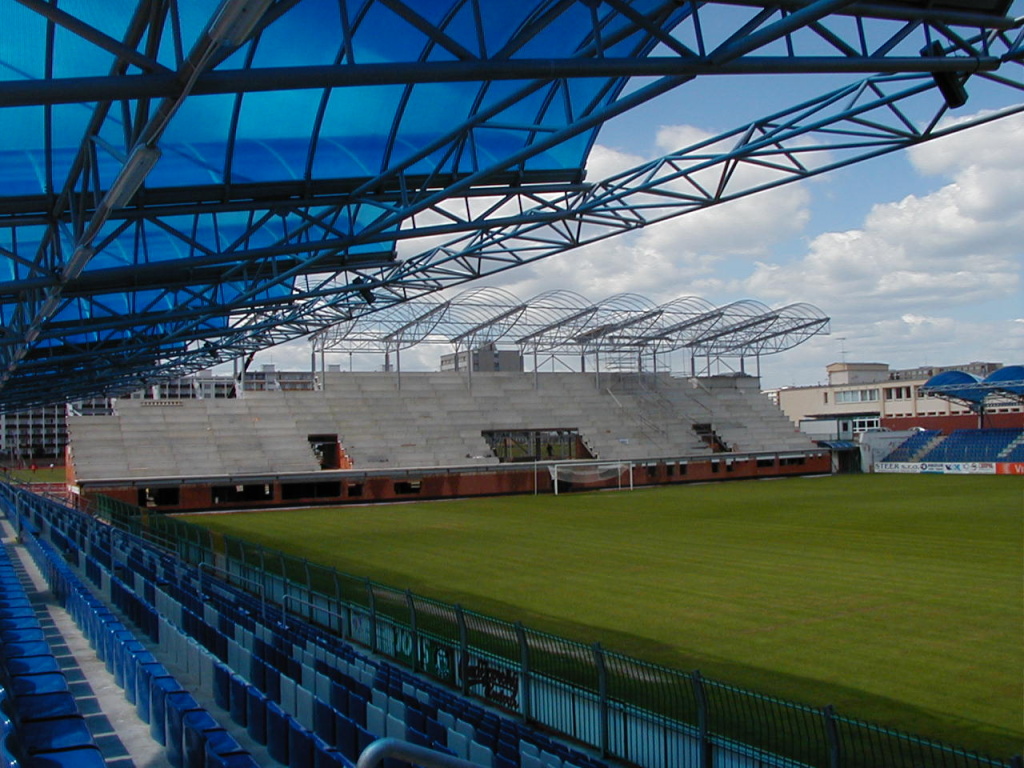 Novostavba tribun fotbalového stadionu.